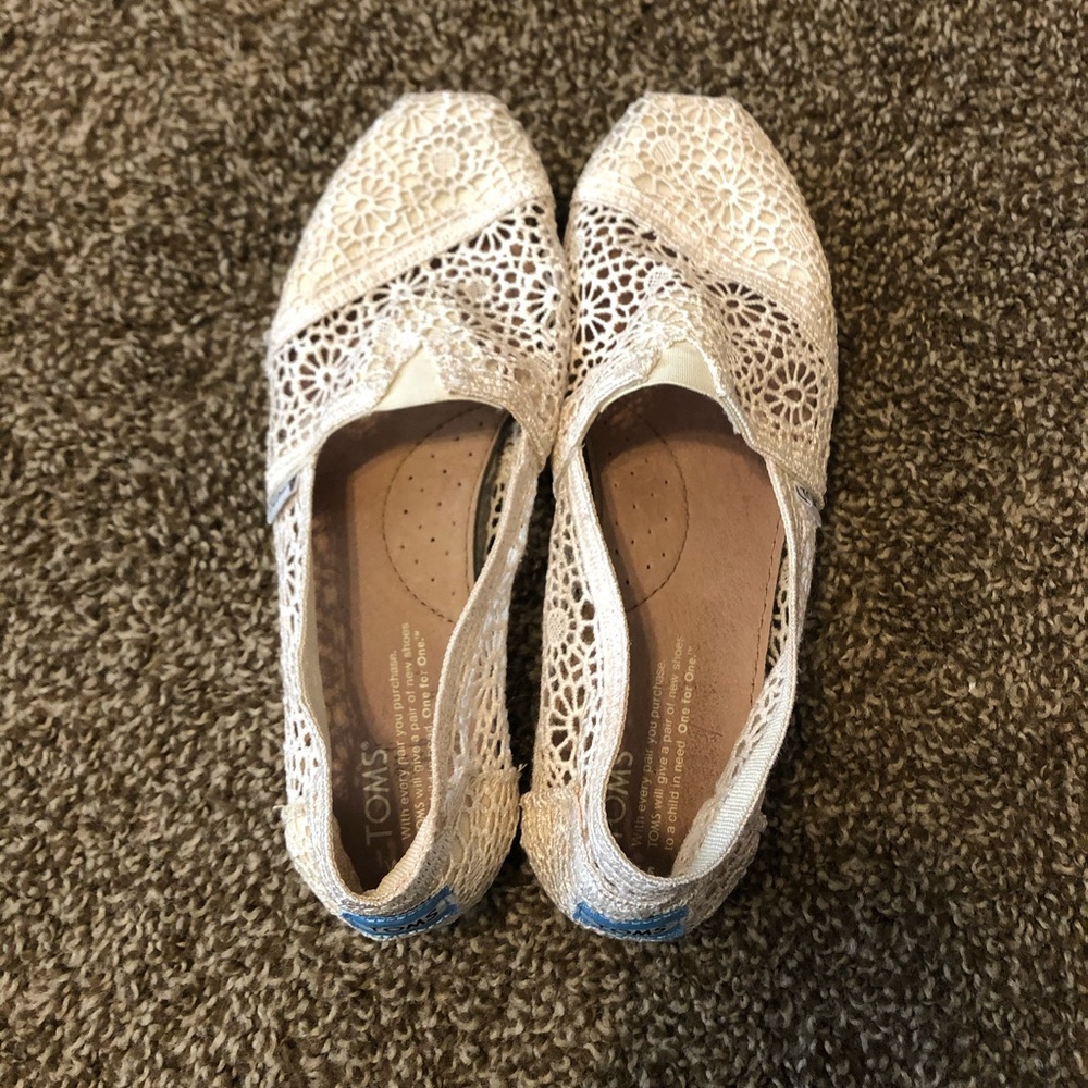 ✨White crochet Toms size W 7.5✨